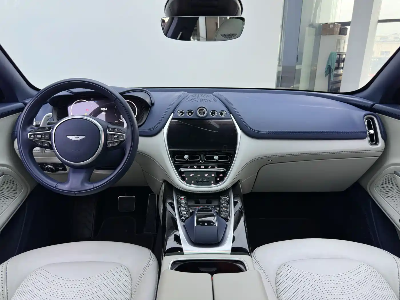 ASTON MARTIN DBX