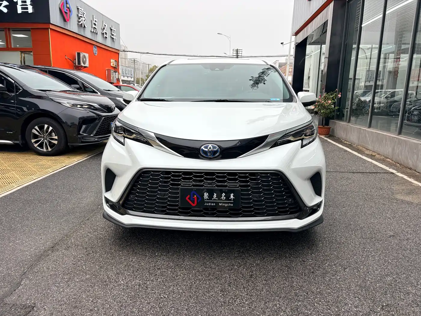 Toyota Granvia 2024 2.5L Hybrid Premium PLUS фото 2