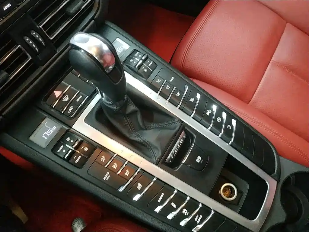 PORSCHE MACAN