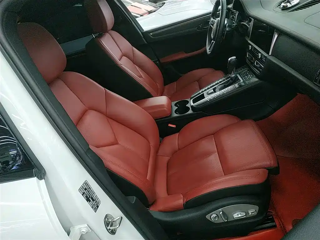 PORSCHE MACAN