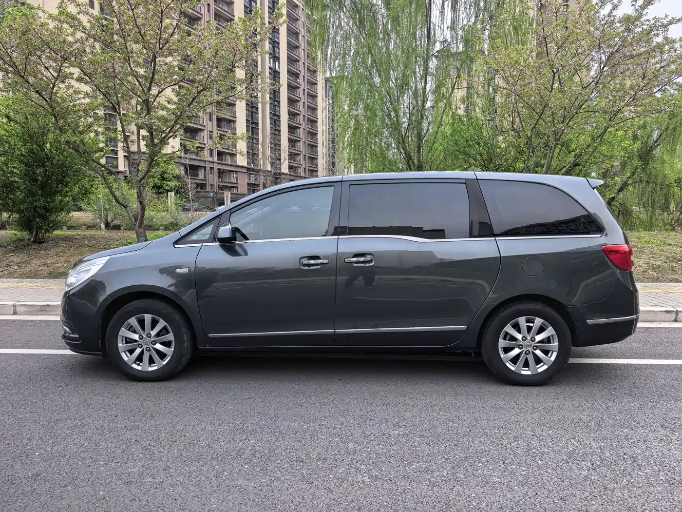 Buick GL8 2018 28T Premium Model China VI фото 4