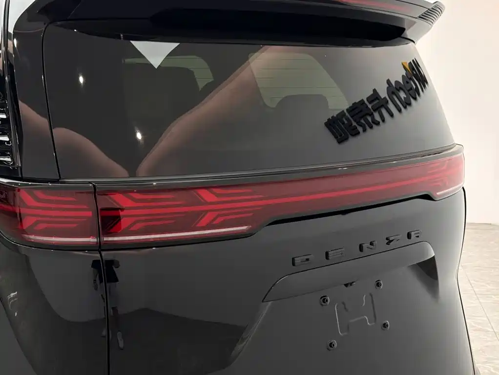 Denza D9 2025 2024 DM-i 980 AWD Prestige