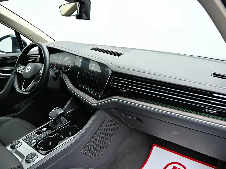 Volkswagen Touareg 2021 3.0TSI R-Line Classic Sport Package фото 15