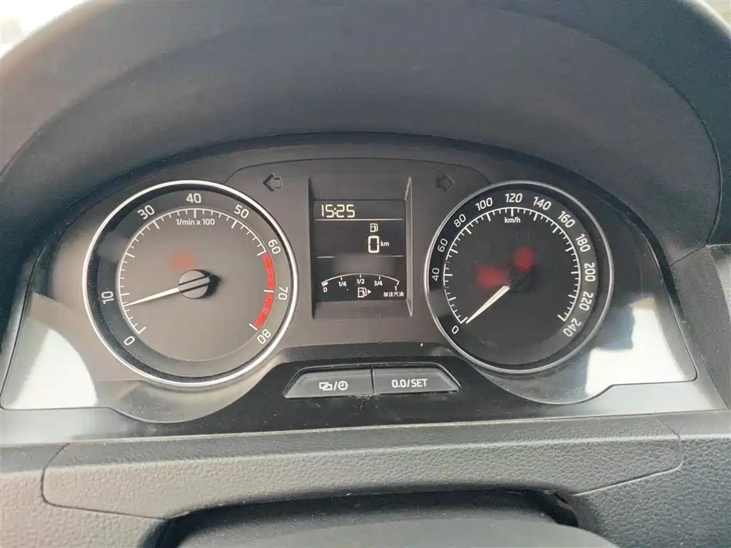 Škoda Skoda Rapid Spaceback 2016 Facelift 1.6L Manual Forward Edition фото 12
