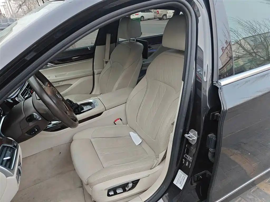 BMW 7 Series 2016 740Li Luxury фото 8