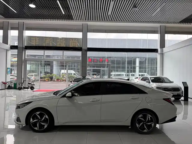 Hyundai Elantra 2022 1.5L CVT LUX Premium Edition — фото 3