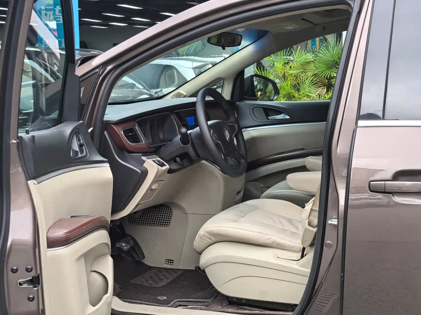 Buick GL8 2015 2.4L Luxury Business Exclusive Edition фото 11