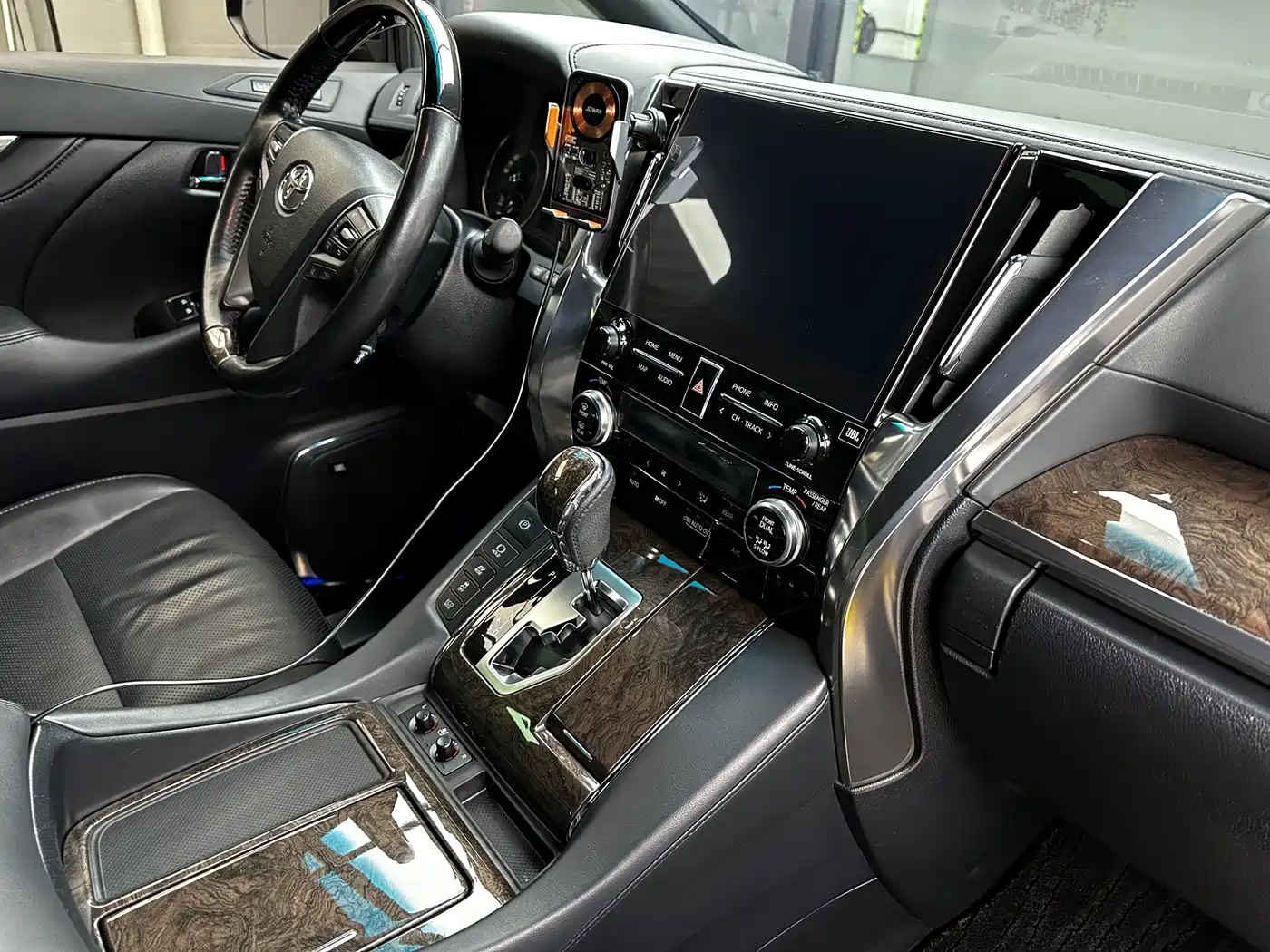 Toyota Alphard 2021 Hybrid 2.5L Premium фото 17
