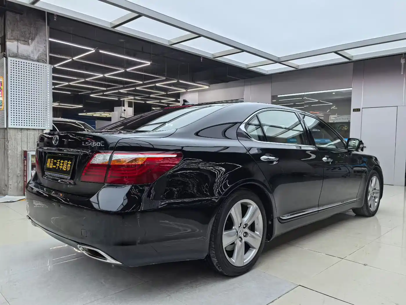 Photo 3 - Lexus LS
