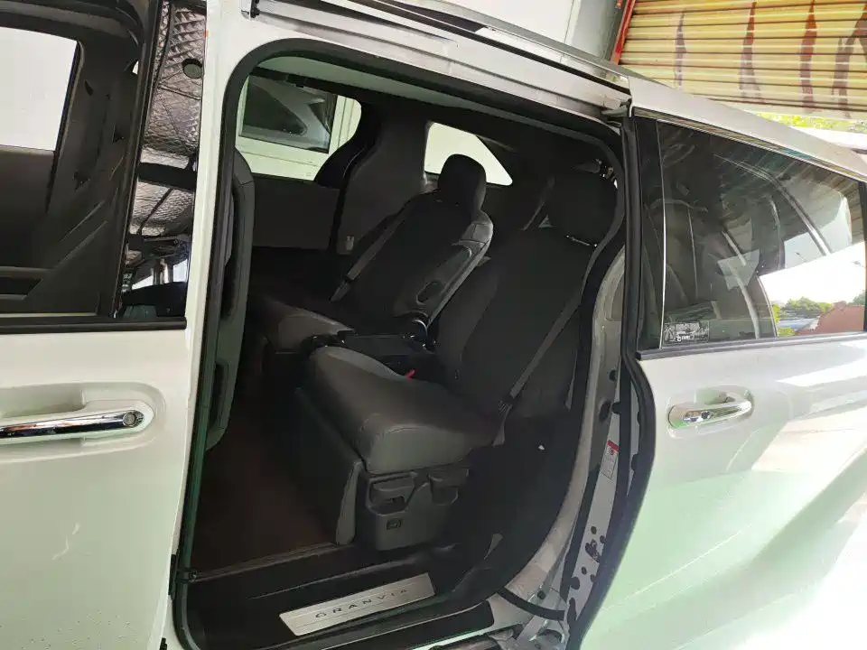 Toyota Granvia 2023 2022 2.5L Hybrid Premium Edition