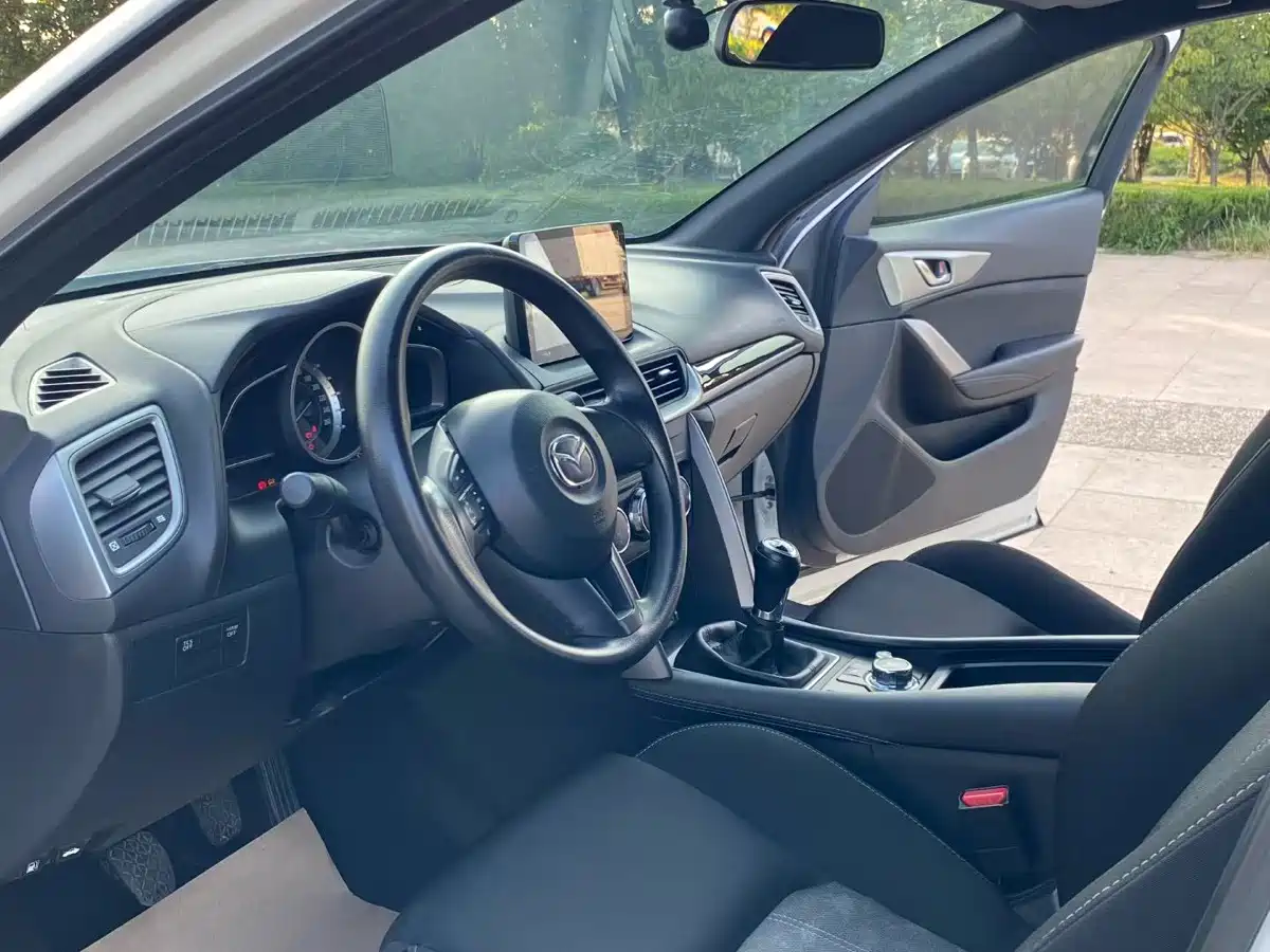 Photo 4 - Mazda CX-4