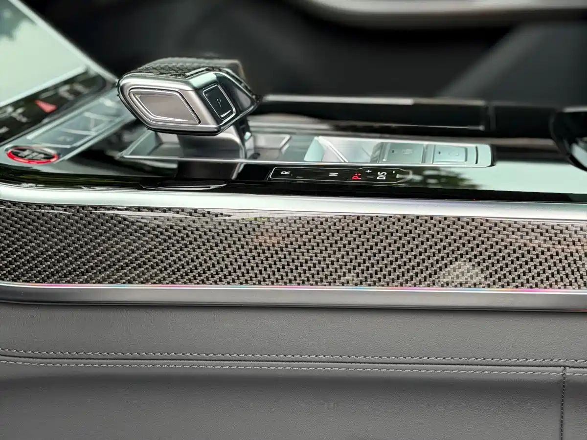 Photo 15 - Audi S8