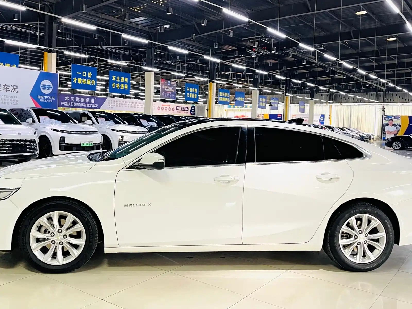 Photo 4 - Chevrolet Malibu XL