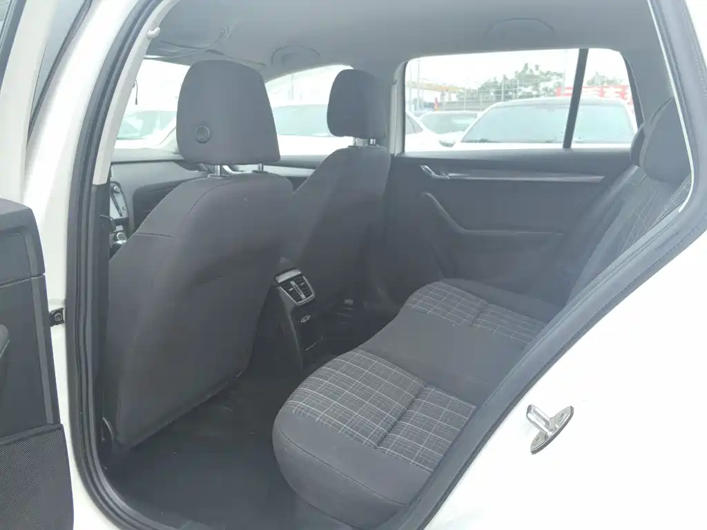 Photo 10 - Škoda Octavia