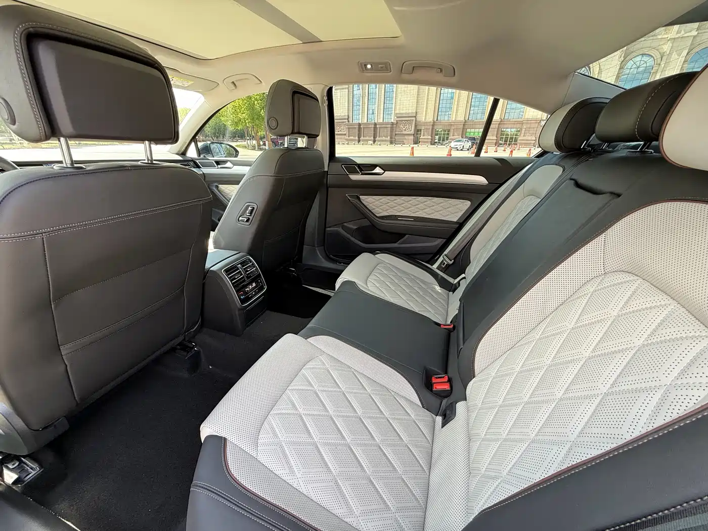 Volkswagen Magotan 2023 Model 2 Million Commemorative Edition 330TSI DSG Luxury фото 5