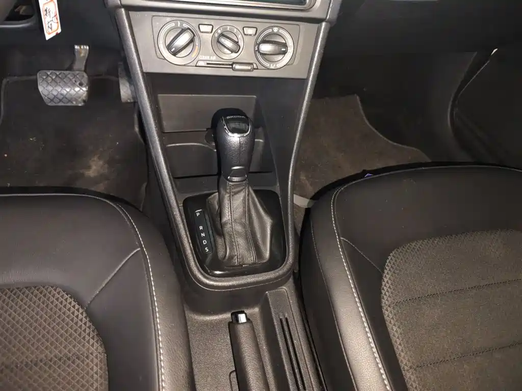 Škoda Skoda Rapid Spaceback 2016 Facelift 1.6L Automatic Innovation Edition фото 14
