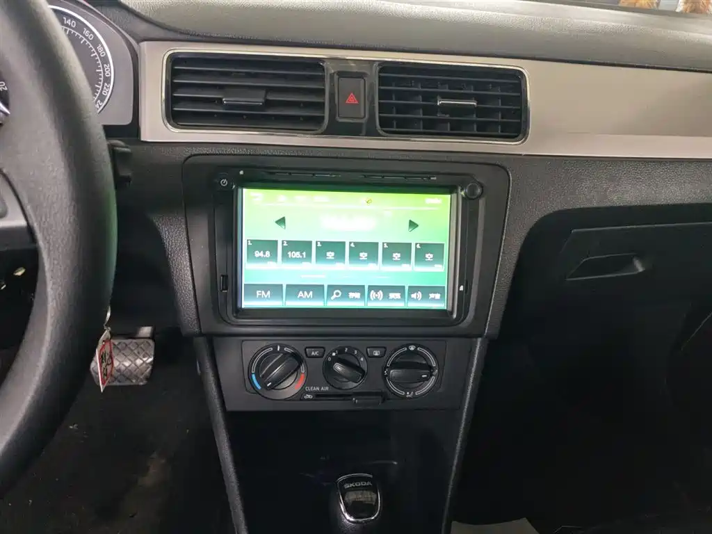 Škoda Skoda Rapid Spaceback 2016 Facelift 1.6L Automatic Innovation Edition фото 13