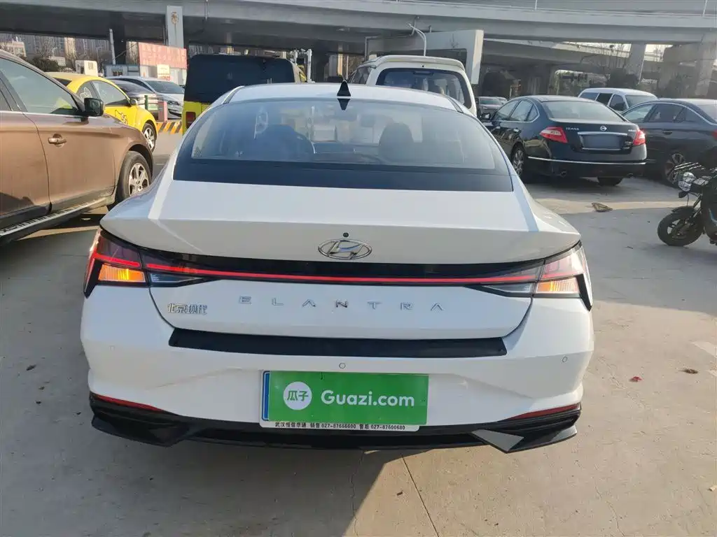 Hyundai Elantra 2022 1.5L CVT LUX Premium Edition фото 4