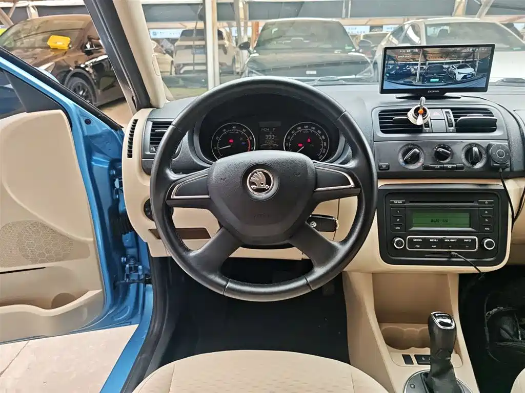 Škoda Fabia 2014 1.4L Automatic Crystal Spirit Edition фото 11