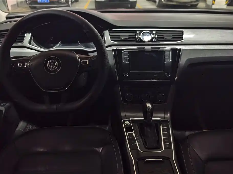 Volkswagen Passat 2016 330TSI DSG Executive Edition фото 12