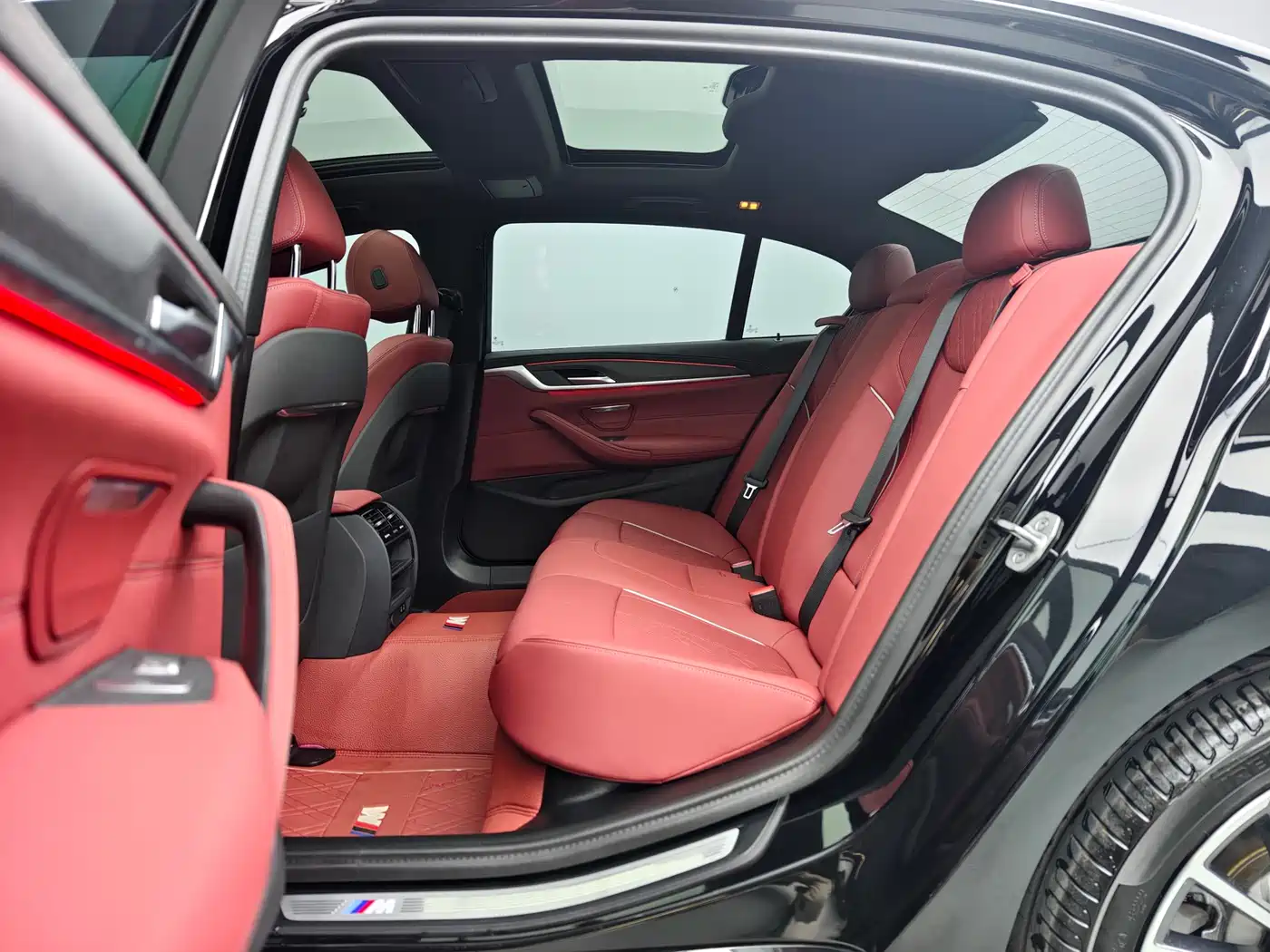 BMW 5 Series 2023 530Li Leading M Sport Package фото 16