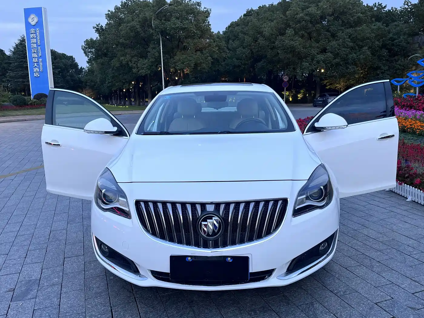 Photo 8 - Buick Regal