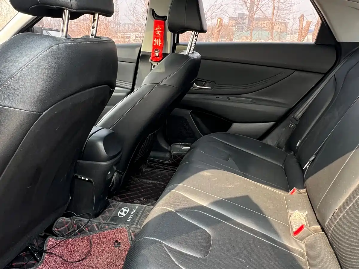 Hyundai Elantra 2021 1.5L CVT LUX Premium Edition фото 7