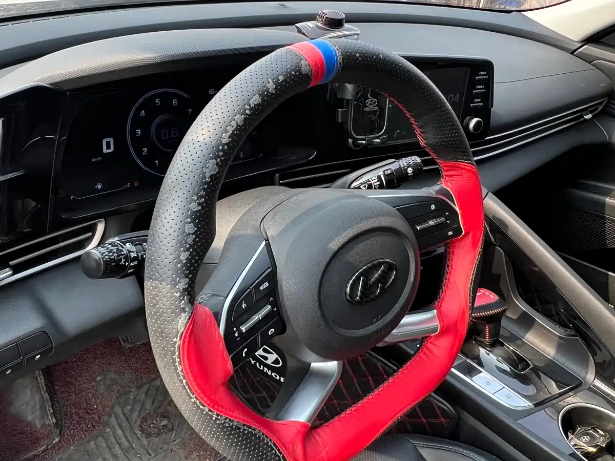 Hyundai Elantra 2021 1.5L CVT LUX Premium Edition фото 12