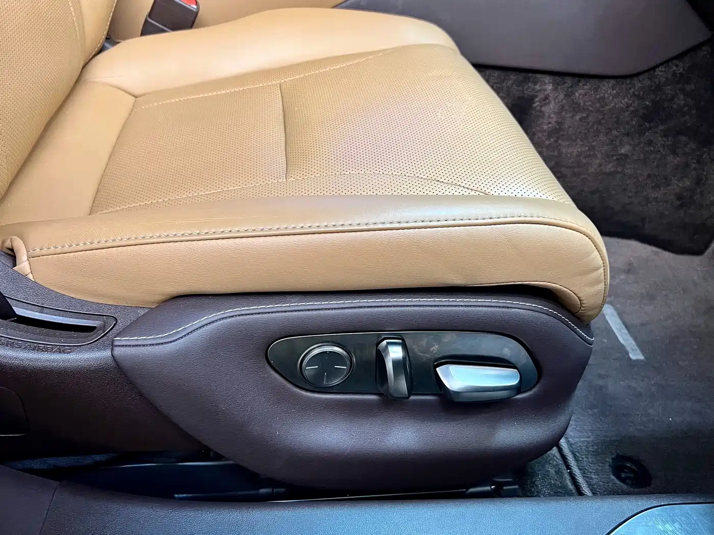 Photo 17 - Lexus LS