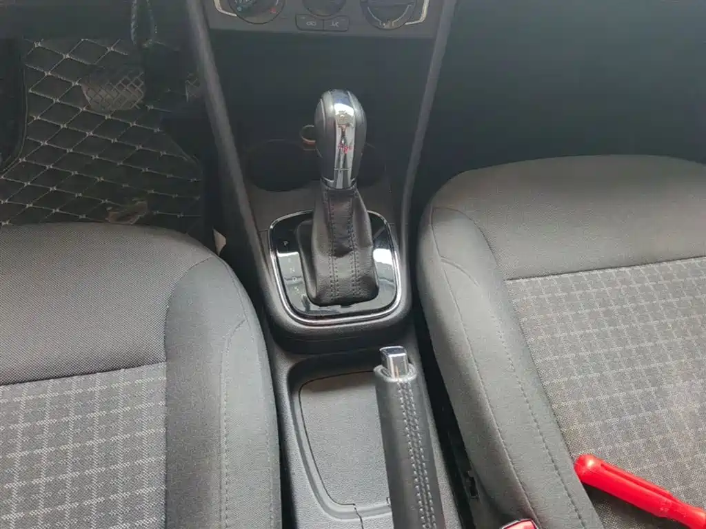 Volkswagen Polo 2016 1.6L Automatic Comfort фото 14