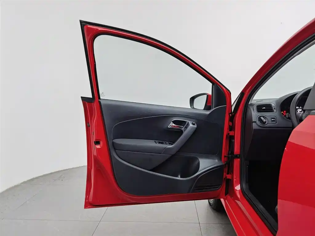 Volkswagen Polo 2016 1.4L Automatic Trend фото 8