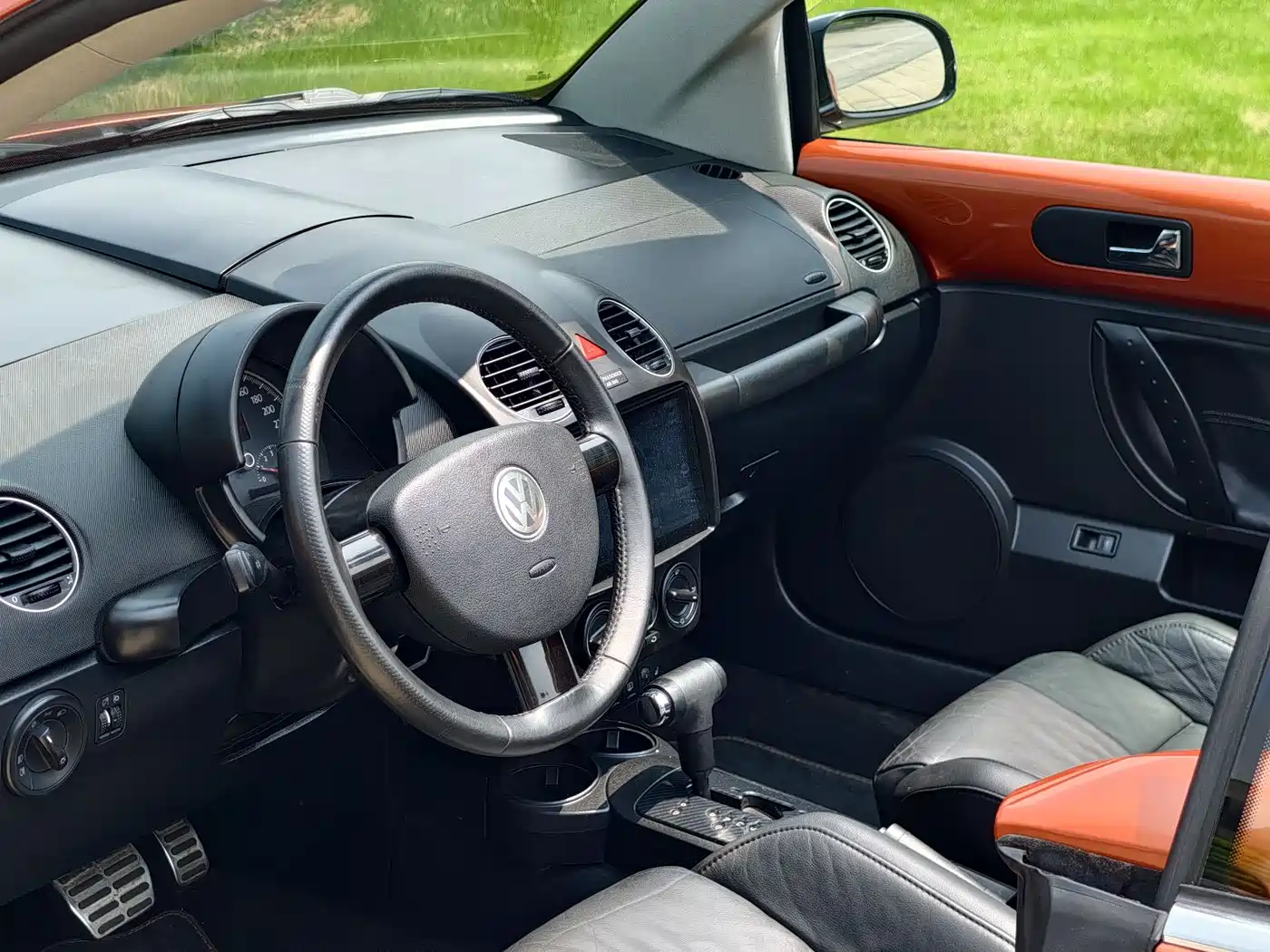 Volkswagen Beetle 2010 Model 2.0 BlackOrange Convertible Luxury Edition фото 6