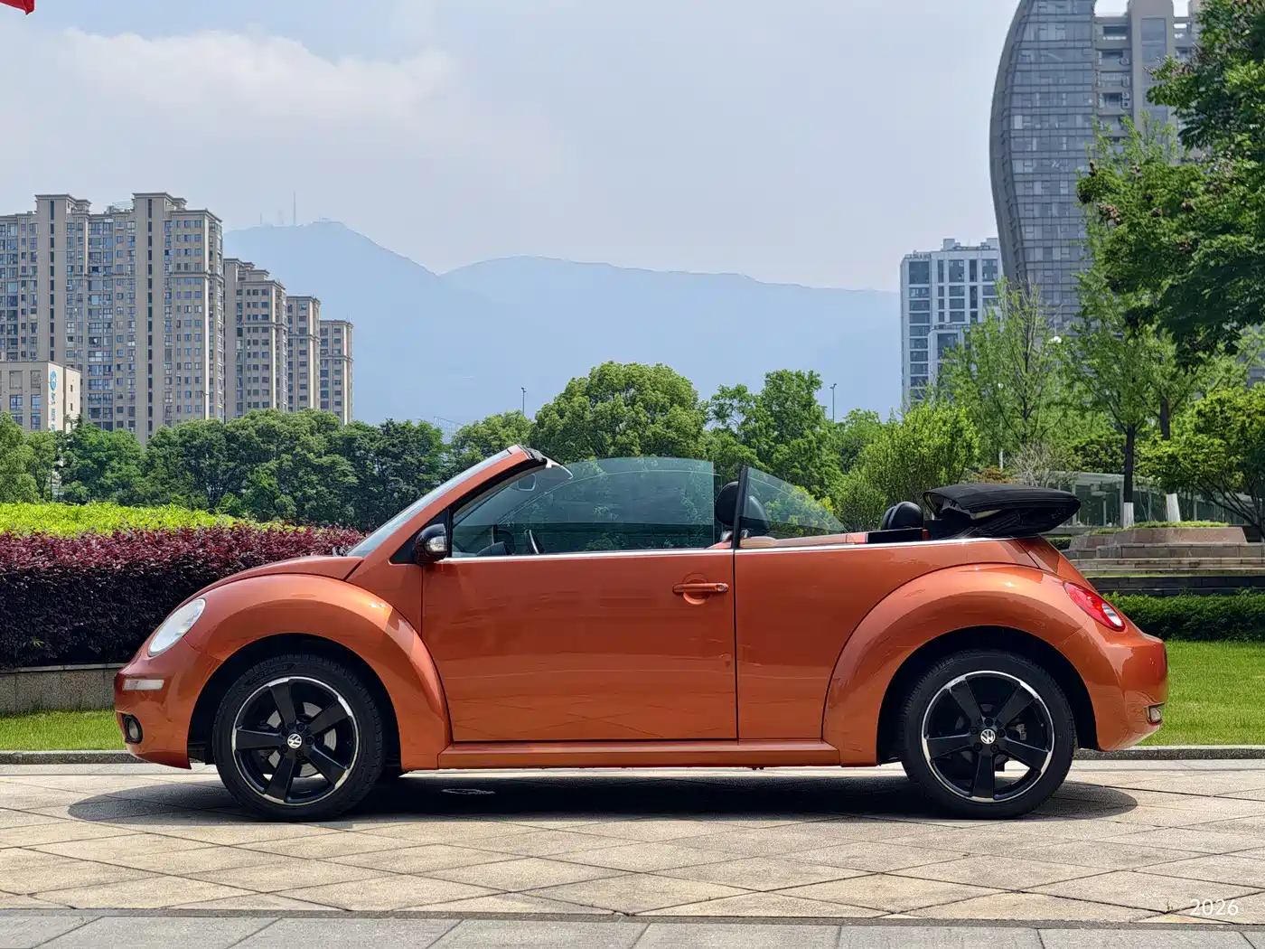 Volkswagen Beetle 2010 Model 2.0 BlackOrange Convertible Luxury Edition фото 5