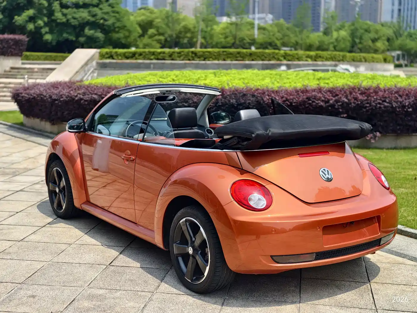Volkswagen Beetle 2010 Model 2.0 BlackOrange Convertible Luxury Edition фото 16