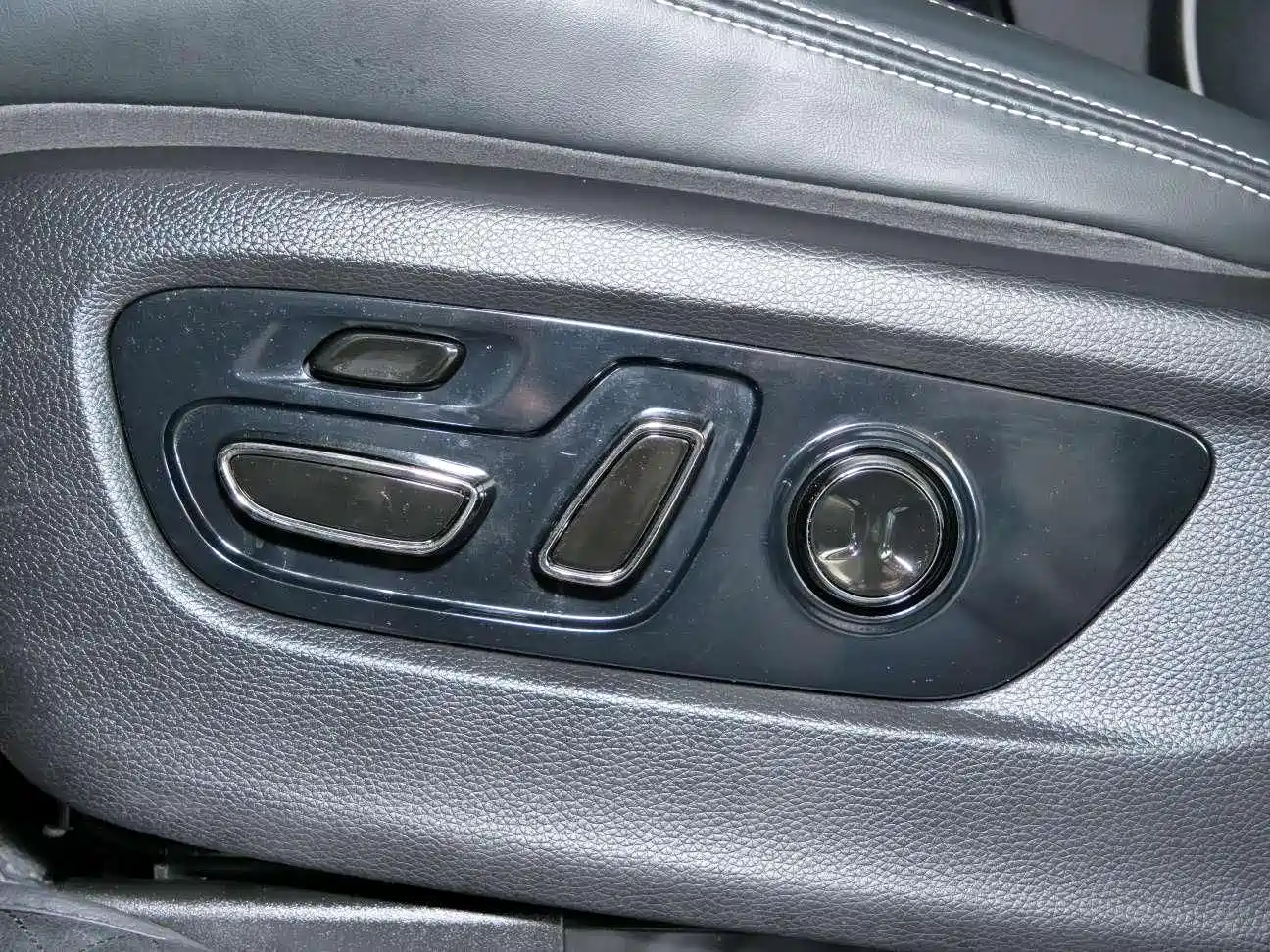 GAC Trumpchi Trumpchi GS8 2022 Dual Engine Series 2.0TM 2WD Premium Edition (7-Seater) фото 16