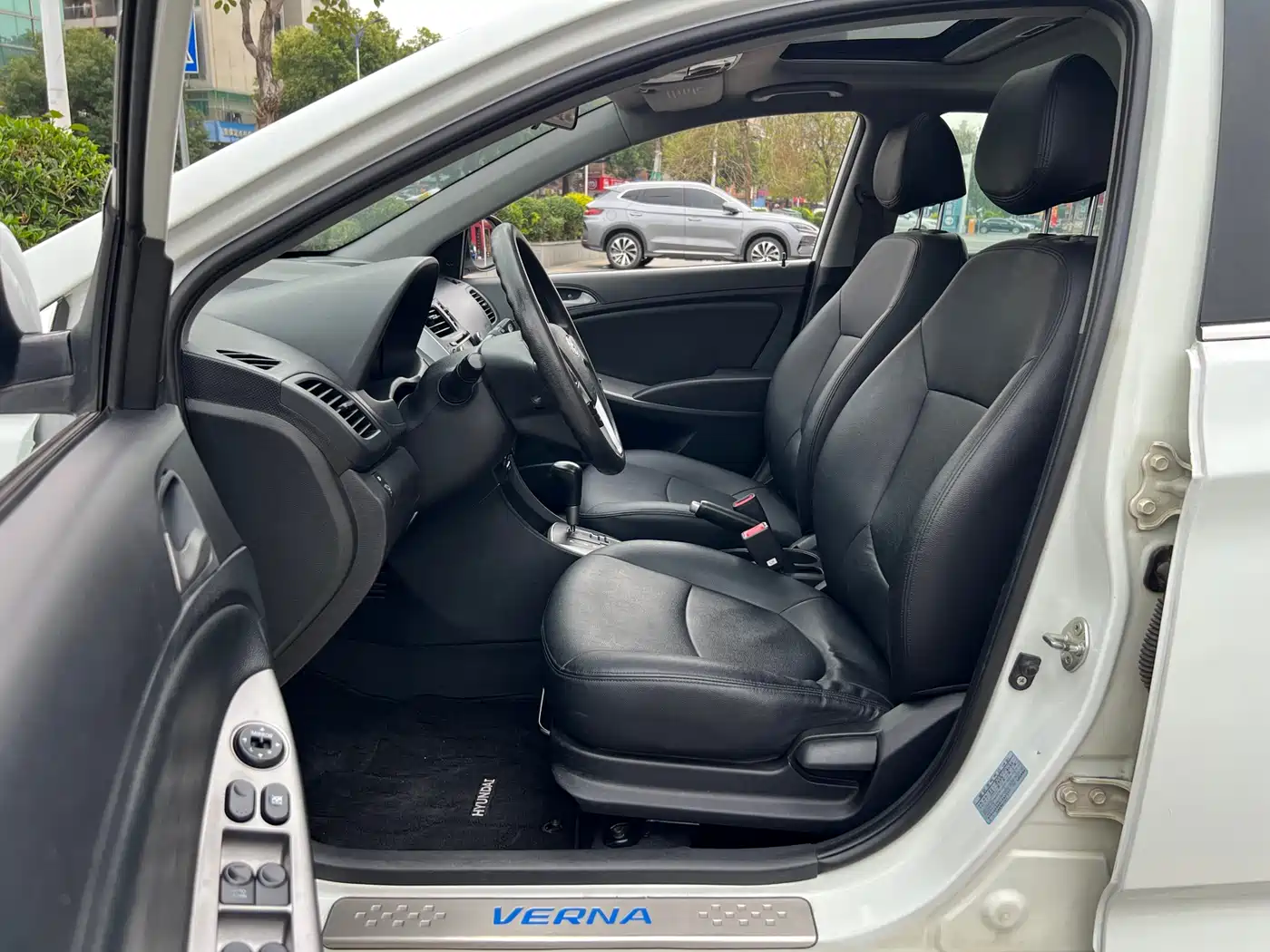 Hyundai Reina 2014 Model 1.4L Automatic GLX фото 15