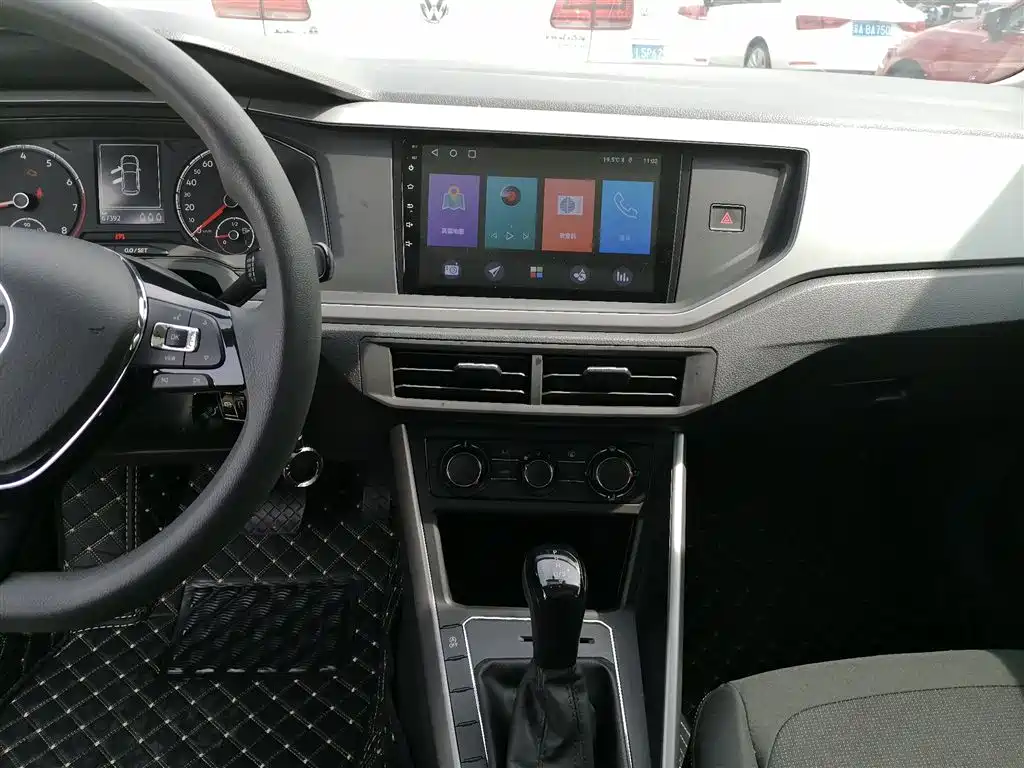 VOLKSWAGEN POLO