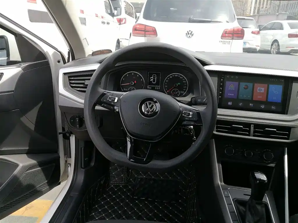 VOLKSWAGEN POLO