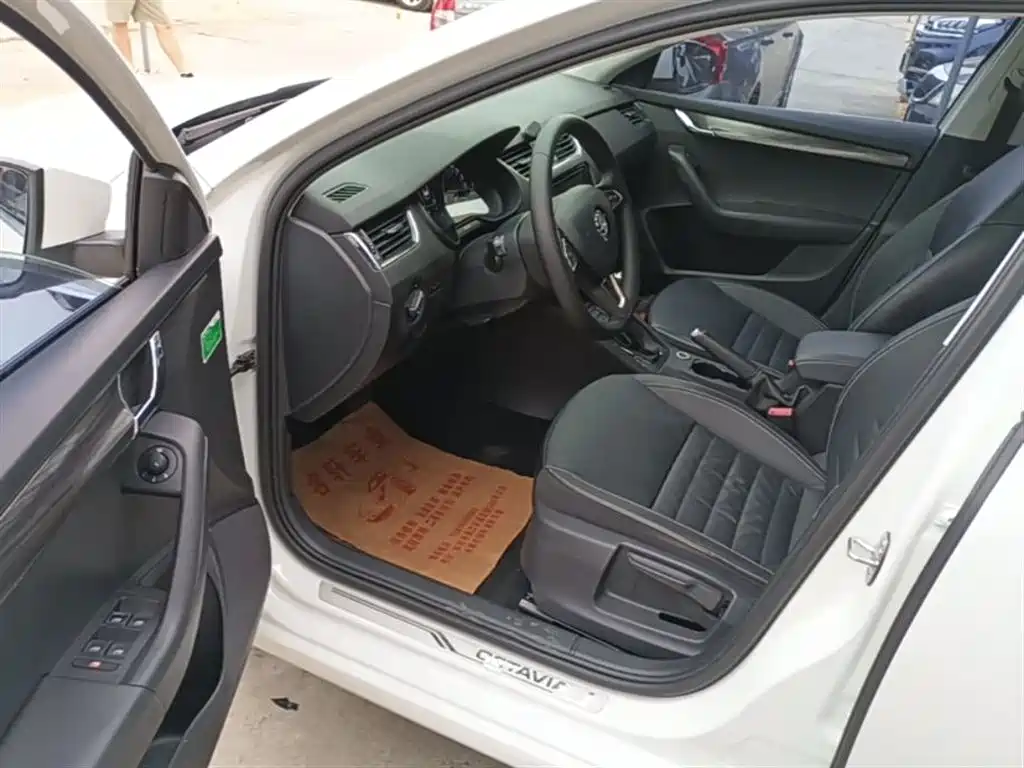 Škoda Octavia 2017 1.6L Automatic Smart Edition фото 15