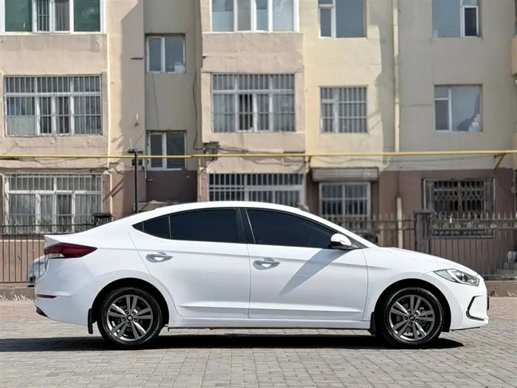 Hyundai Elantra 2016 1.6L Manual Smart·Youth Edition фото 7