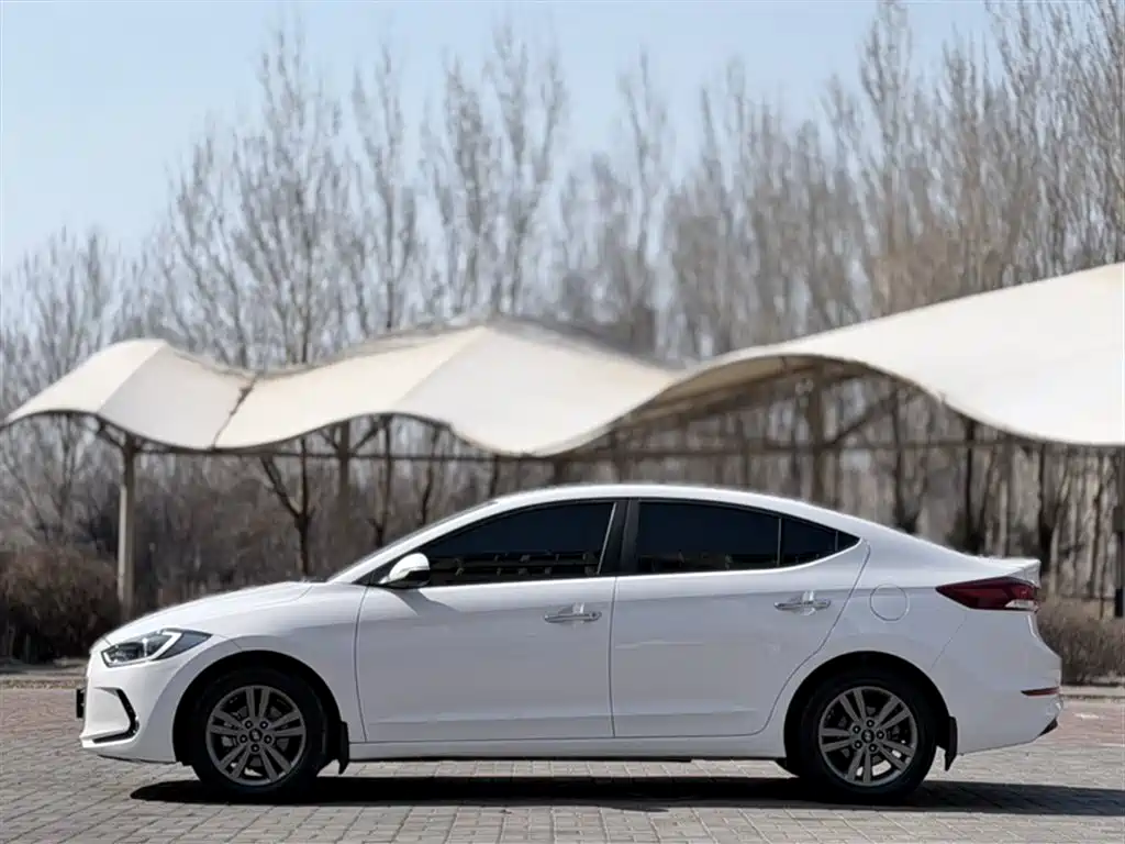 Hyundai Elantra 2016 1.6L Manual Smart·Youth Edition фото 6