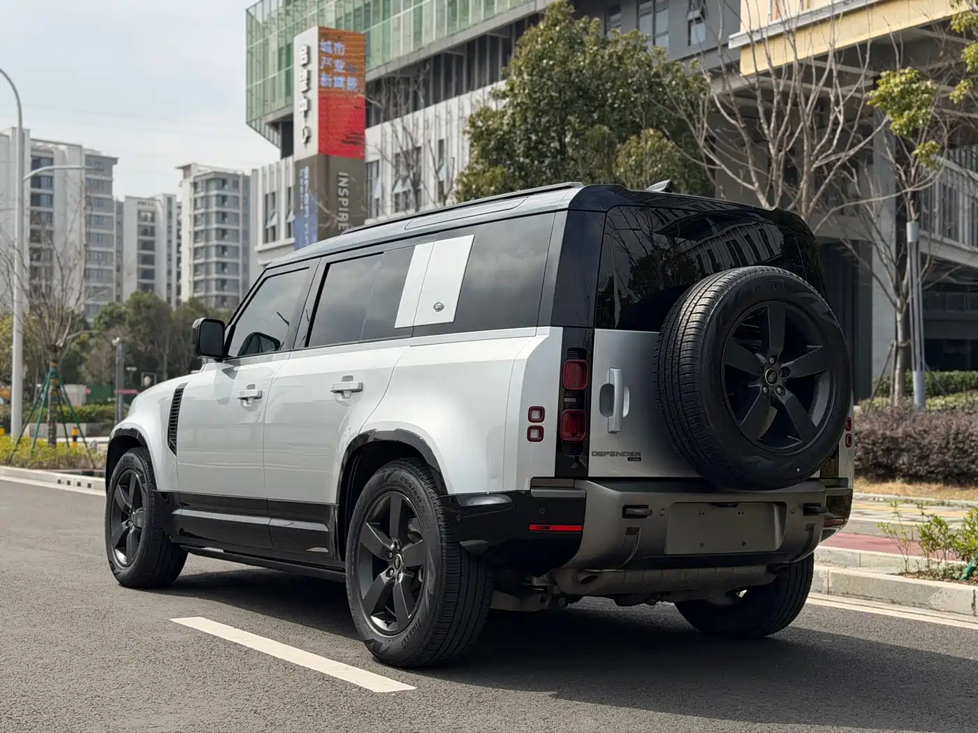 Land Rover Defender 2022 110 P400 X-DYNAMIC HSE фото 12
