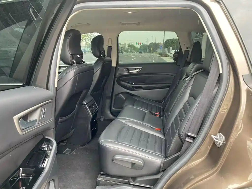Фото 12 - Ford Edge