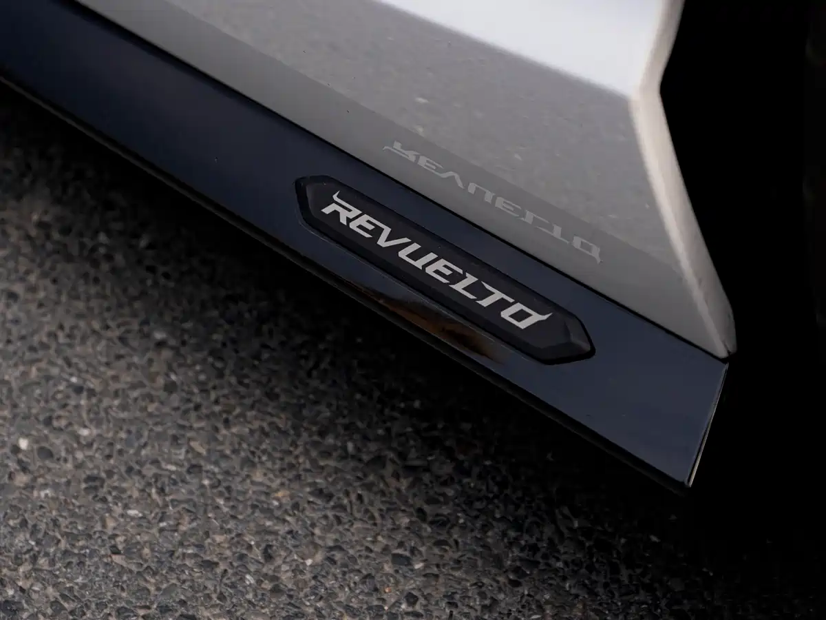 LAMBORGHINI REVUELTO