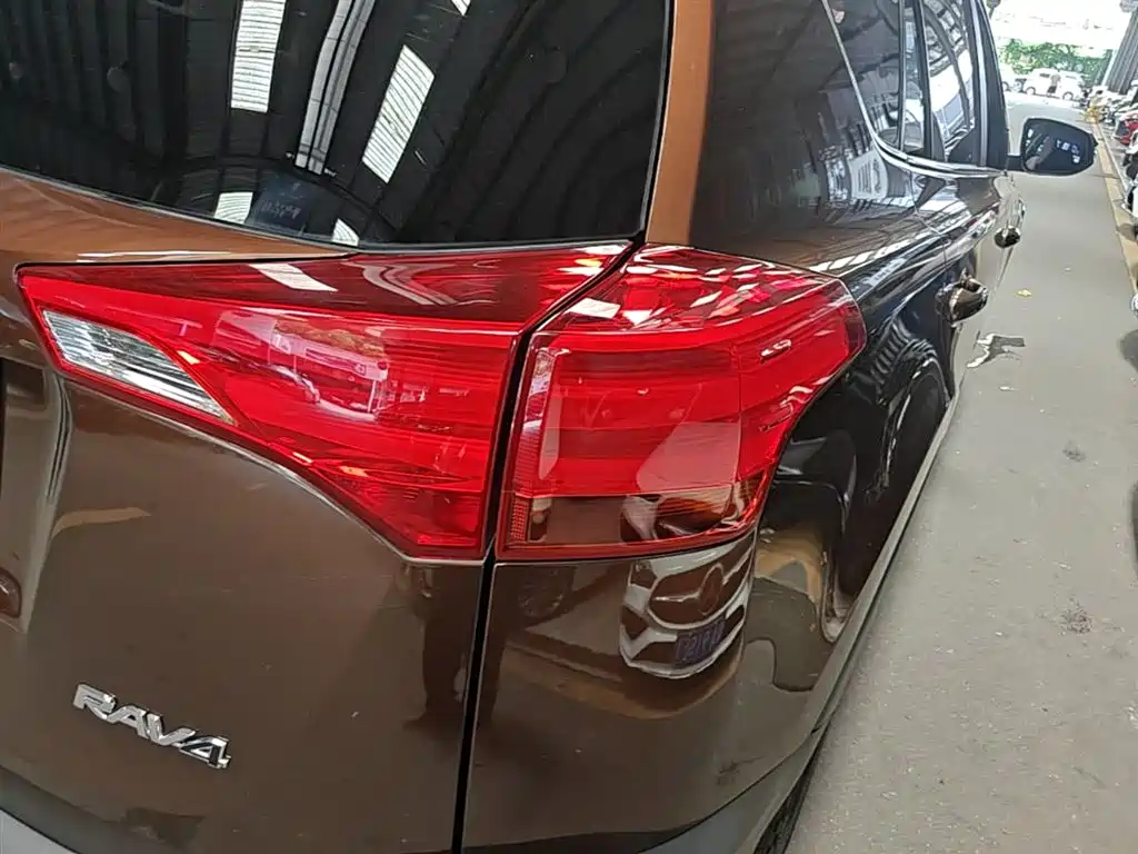 Toyota RAV4 Rongfang 2015 2.0L CVT 2WD Trend Edition фото 8