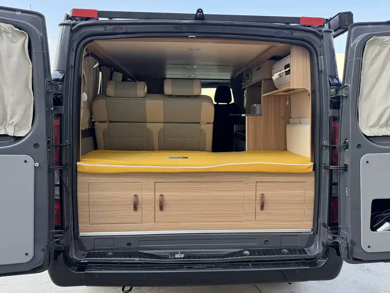 Jiangling JMC Fushun 2025 2025 Model 2.0T 8AT Diesel Short Wheelbase Low Roof Commercial MPV 5/6 Seats Dual-opening Tailgate