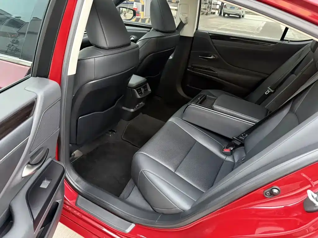 Photo 7 - Lexus ES