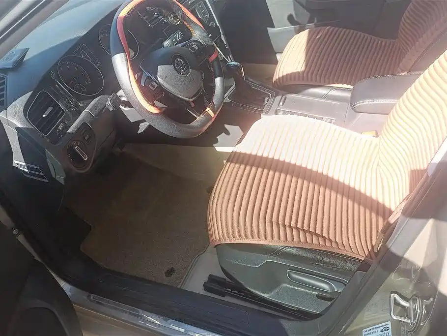 Volkswagen Golf 2017 1.6L Auto Comfort Millionth Edition фото 9
