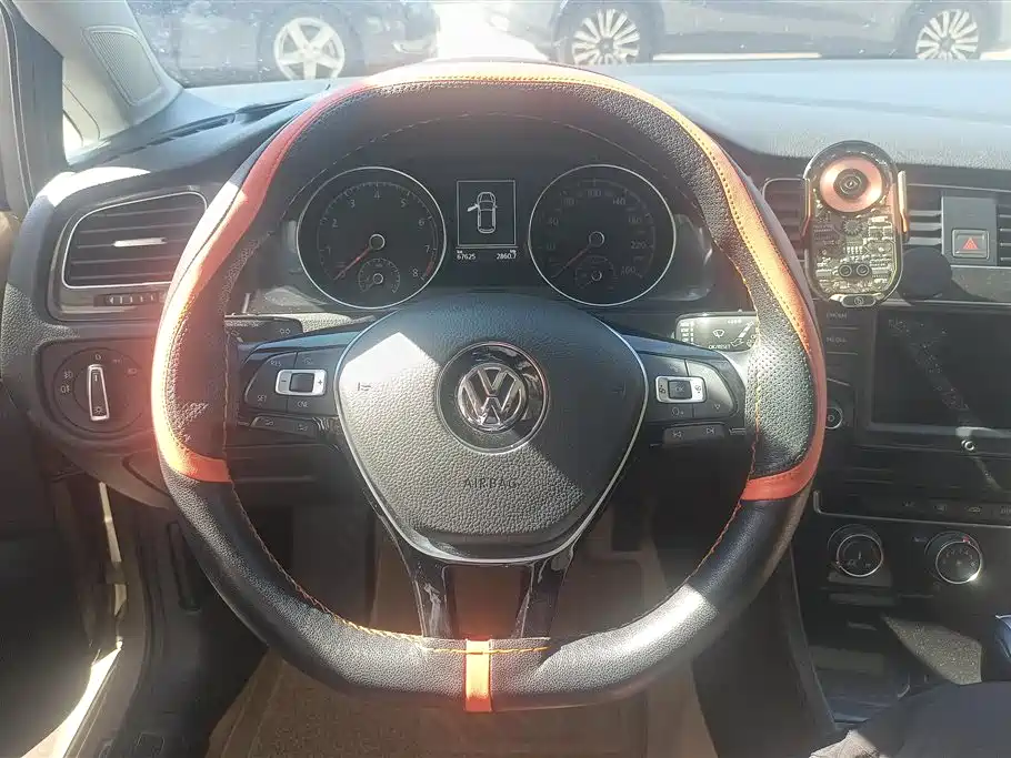 Volkswagen Golf 2017 1.6L Auto Comfort Millionth Edition фото 14