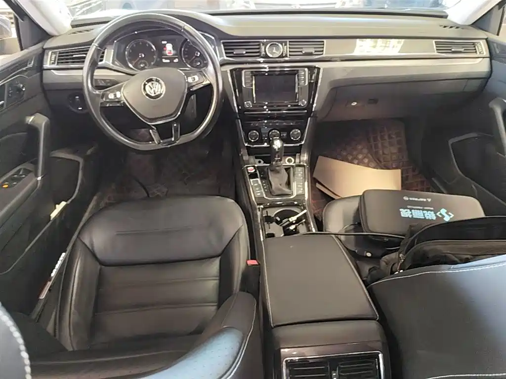 Volkswagen Passat 2017 330TSI DSG Luxury фото 16